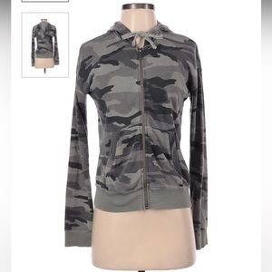Splendid zip up camo hoodie in size L